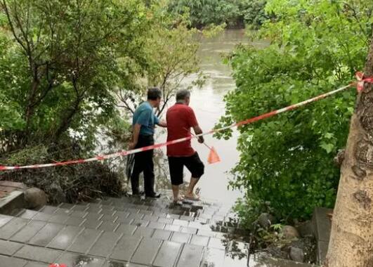 北京凉水河暴涨 仍有人越线捞鱼  背后真相实在让人惊愕