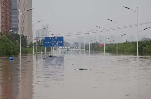 涿州积水逼近红绿灯 救援艇穿梭